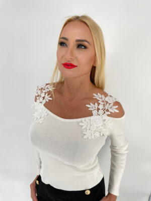 SWETER ŚMIETANKOWY Z OZDOBNYM DEKOLTEM KORONKOWYM