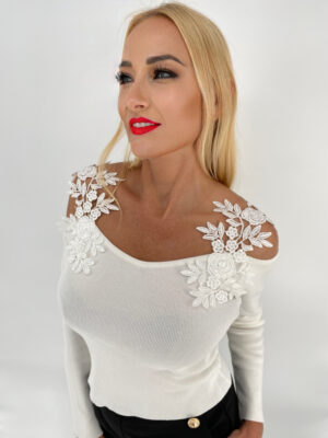 SWETER ŚMIETANKOWY Z OZDOBNYM DEKOLTEM KORONKOWYM