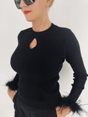 SWETER CZARNY Z ŁEZKĄ I PIÓREM