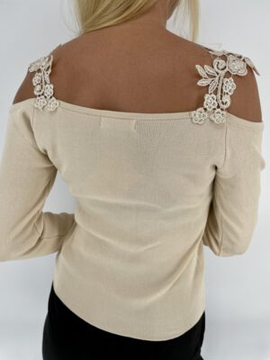 SWETER BEŻOWY Z OZDOBNYM DEKOLTEM KORONKOWYM