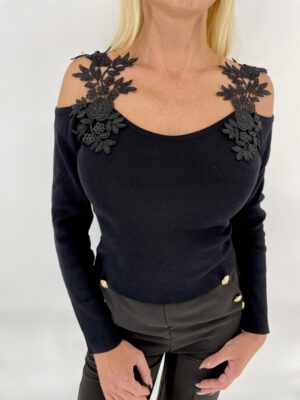 SWETER CZARNY Z OZDOBNYM DEKOLTEM KORONKOWYM