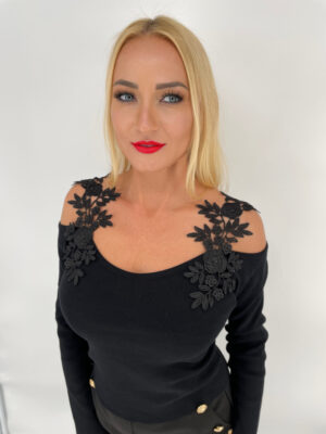 SWETER CZARNY Z OZDOBNYM DEKOLTEM KORONKOWYM