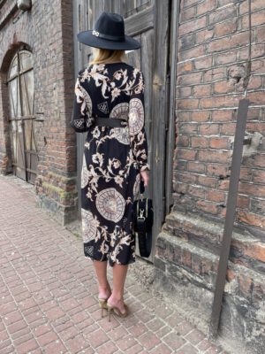 SUKIENKA MIDI Z PASKIEM WZORY GRECKIE