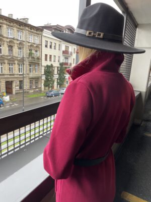 PŁASZCZ DOLORES Z PASKIEM BURGUND